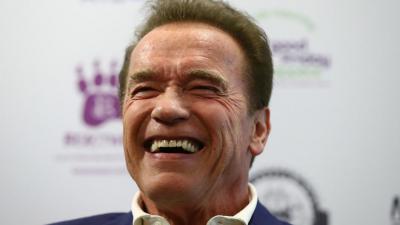 arnold schwarzenegger scheucht sein pony durch den garten